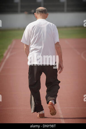 Jan 19, 2006 ; Christchurch, Nouvelle-Zélande ; quatre-vingt-dix ans, SYD TAYLOR se réchauffe avant d'affronter dans une course de 200m. Taylor, qui gère la voie et marathons - y compris un 21.1k demi-marathon l'an dernier -s'engage à exécuter un mile sur son 100e anniversaire. Crédit obligatoire : Photo par P.J. Heller/ZUMA Press. (©) Copyright 2006 par P.J. Heller Banque D'Images