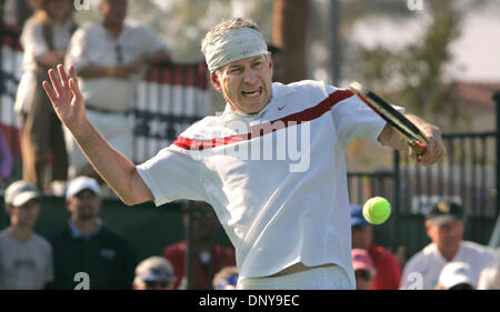 (Publié le 2/12/2006, C-6) CN davisSat 252501x011 2/11/2006 La Jolla, CA JOHN McENROE rate un tir de revers au cours d'un match d'exhibition lui et son frère Patrick a joué contre les frères Bob et Mike Bryan CHARLIE NEUMAN/San Diego Union-Tribune Banque D'Images