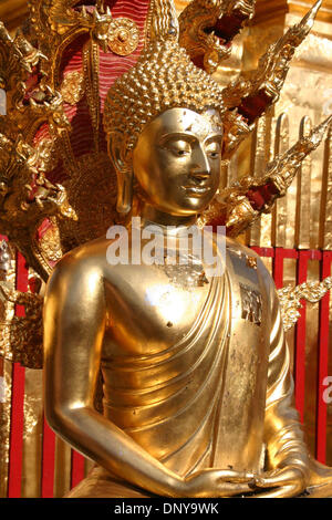 Dec 16, 2005 - Chiang Mai, Thaïlande - un Bouddha en or à un temple à Chiang Mai, en Thaïlande le 16 décembre 2005. (Crédit Image : © Jon Vidar/ZUMA Press) Banque D'Images