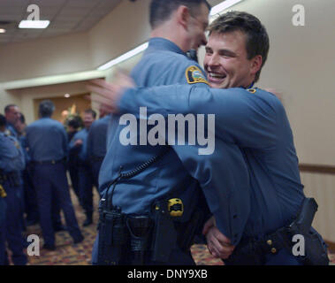 Jan 20, 2006 ; Saint Paul, MN, USA ; (de gauche à droite) saint Paul Agent de police Matt St. Sauver félicite St. Paul Agent de police Andrew Heroux qui a reçu la Médaille de bravoure pour sauver 18 personnes d'un immeuble en feu le 10 octobre 2005. Heroux remarqué un incendie dans l'Épicerie asiatique à St Paul et à plusieurs reprises est entré dans l'immeuble en flammes pour sauver les habitants de la Banque D'Images