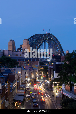 Afficher le long de la rue George dans le district historique Rocks à Sydney Harbour Bridge de nuit Sydney NSW Australie Nouvelle Galles du Sud Banque D'Images