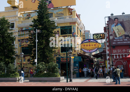 L'entrée de la Rua da Cunha la rue principale du vieux village de Taipa. Elle est bordée de boutiques et restaurants pour les touristes Banque D'Images