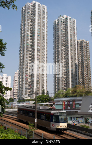 Un laissez-passer de transport en commun Rail tram grand appartement logement dans les nouveaux territoires de la ville de Tuen Mun, Hong Kong Banque D'Images