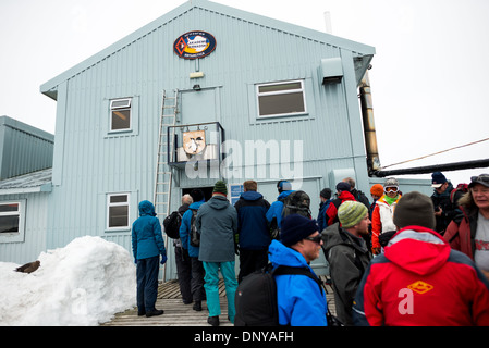 Base de recherche Vernadsky Île Galindez Antarctique // ANTARCTIQUE — la base de recherche Vernadsky, située sur l'île Galindez dans les îles argentines, est la principale station de recherche ukrainienne en Antarctique. Initialement établie par les Britanniques sous le nom de Faraday Station en 1947, elle a été transférée en Ukraine en 1996 et renommée d'après le célèbre scientifique ukrainien Vladimir Vernadsky. La base mène un large éventail de recherches scientifiques, y compris des études climatiques, glaciologiques et biologiques, apportant des données précieuses à la compréhension globale des écosystèmes antarctiques et des changements climatiques. Banque D'Images