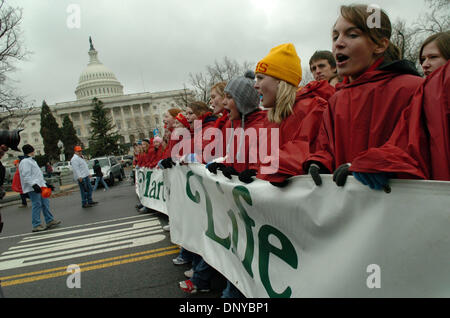 Jan 23, 2006 ; Washington, DC, USA ; les partisans pro-vie prendre part à la Marche pour la vie à Washington, DC Le 23 janvier 2006, pour marquer le 33e anniversaire de la décision Roe c. Wade qui a légalisé l'avortement. Crédit obligatoire : Photo par Gordon M. Grant/ZUMA Press. (©) Copyright 2006 par Gordon M. Grant Banque D'Images