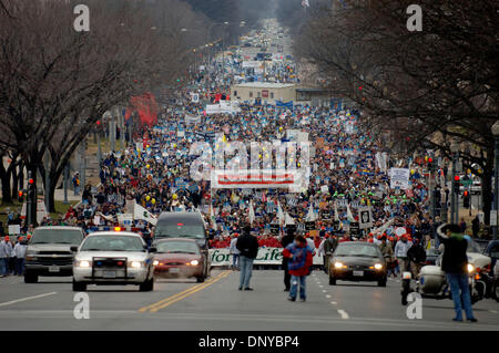 Jan 23, 2006 ; Washington, DC, USA ; les partisans pro-vie prendre part à la Marche pour la vie à Washington, DC Le 23 janvier 2006, pour marquer le 33e anniversaire de la décision Roe c. Wade qui a légalisé l'avortement. Crédit obligatoire : Photo par Gordon M. Grant/ZUMA Press. (©) Copyright 2006 par Gordon M. Grant Banque D'Images