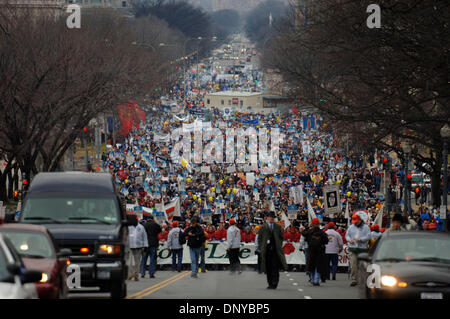 Jan 23, 2006 ; Washington, DC, USA ; les partisans pro-vie prendre part à la Marche pour la vie à Washington, DC Le 23 janvier 2006, pour marquer le 33e anniversaire de la décision Roe c. Wade qui a légalisé l'avortement. Crédit obligatoire : Photo par Gordon M. Grant/ZUMA Press. (©) Copyright 2006 par Gordon M. Grant Banque D'Images