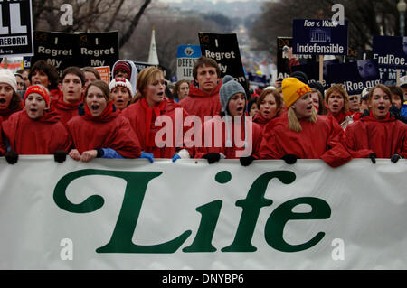 Jan 23, 2006 ; Washington, DC, USA ; les partisans pro-vie prendre part à la Marche pour la vie à Washington, DC Le 23 janvier 2006, pour marquer le 33e anniversaire de la décision Roe c. Wade qui a légalisé l'avortement. Crédit obligatoire : Photo par Gordon M. Grant/ZUMA Press. (©) Copyright 2006 par Gordon M. Grant Banque D'Images