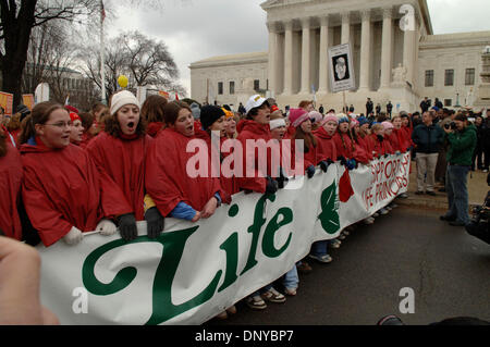 Jan 23, 2006 ; Washington, DC, USA ; les partisans pro-vie prendre part à la Marche pour la vie à Washington, DC Le 23 janvier 2006, pour marquer le 33e anniversaire de la décision Roe c. Wade qui a légalisé l'avortement. Crédit obligatoire : Photo par Gordon M. Grant/ZUMA Press. (©) Copyright 2006 par Gordon M. Grant Banque D'Images