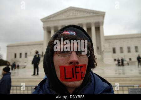 Jan 23, 2006 ; Washington, DC, USA ; l'avocat pro-vie SAMUEL GATLYN de Charlotte, NC, se tient devant la Cour suprême à Washington, DC Le 23 janvier 2006, pour marquer le 33e anniversaire de la décision Roe c. Wade qui a légalisé l'avortement. Crédit obligatoire : Photo par Gordon M. Grant/ZUMA Press. (©) Copyright 2006 par Gordon M. Grant Banque D'Images