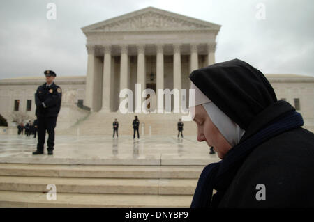 Jan 23, 2006 ; Washington, DC, USA ; une religieuse prie devant la Cour suprême à Washington, DC Le 23 janvier 2006, pour marquer le 33e anniversaire de la décision Roe c. Wade qui a légalisé l'avortement. Crédit obligatoire : Photo par Gordon M. Grant/ZUMA Press. (©) Copyright 2006 par Gordon M. Grant Banque D'Images