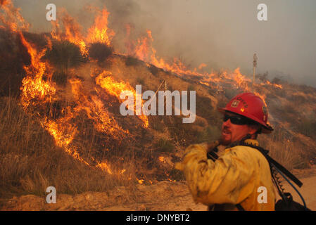 Jan 23, 2006 ; San Bernardino, CA, USA ; hautes flammes fouetté par des vents forts menace un pompier dans la Forêt Nationale de San Bernardino, Californie, à proximité de Highland le lundi, Janvier 23, 2006. Un brasier attisé par un vent de Santa Ana cas conserve les pompiers occupés. Crédit obligatoire : Photo de Steven K. Doi/ZUMA Press. (©) Copyright 2006 par Steven K. Doi Banque D'Images