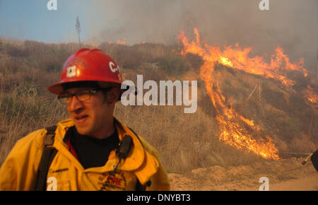 Jan 23, 2006 ; San Bernardino, CA, USA ; hautes flammes fouetté par des vents forts menace un pompier dans la Forêt Nationale de San Bernardino, Californie, à proximité de Highland le lundi, Janvier 23, 2006. Un brasier attisé par un vent de Santa Ana cas conserve les pompiers occupés. Crédit obligatoire : Photo de Steven K. Doi/ZUMA Press. (©) Copyright 2006 par Steven K. Doi Banque D'Images