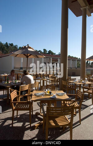 Jan 25, 2006 ; Pacific Palisades, CA, USA ; la Getty Villa du Musée Cafe. Le J. Paul Getty Museum, fermé pour rénovation et agrandissement en 1997, a ré-ouvert après 275 millions de dollars d'ajouts et rénovations. Le musée abrite aujourd'hui plus de 23 galeries d'afficher plus de 1 200 pièces de la collection permanente du Getty. Il y a aussi des expositions, un classique open air amphith Banque D'Images