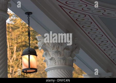 Jan 25, 2006 ; Pacific Palisades, CA, USA ; Détail d'une colonne, la lampe et le plafond au-dessus de l'entrée de la Villa Getty. Le J. Paul Getty Museum, fermé pour rénovation et agrandissement en 1997, a ré-ouvert après 275 millions de dollars d'ajouts et rénovations. Le musée abrite aujourd'hui plus de 23 galeries d'afficher plus de 1 200 pièces de la collection permanente du Getty. Il y a aussi Banque D'Images