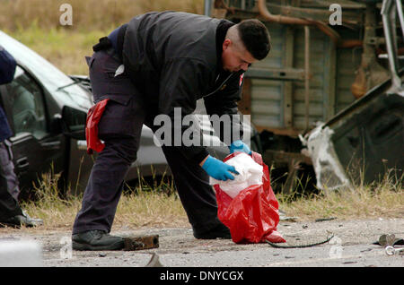 Jan 26, 2006 ; Baytown, TX, USA ; DPS personnel de scène de crime pick up de parties du corps à partir de la scène où 6 les immigrés sans-papiers ont été tués après un tracteur semi-remorque a heurté une camionnette tôt jeudi matin au nord de Baytown, Texas et Premont Jeudi 26 janvier 2006. Crédit obligatoire : Photo par Delcia Lopez/San Antonio Express/ZUMA Press. (©) Copyright 2006 par San Anton Banque D'Images