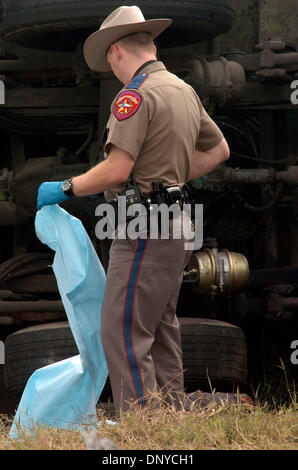 Jan 26, 2006 ; Baytown, TX, USA ; DPS personnel d'enquêter sur les lieux d'un accident mortel impliquant un tracteur semi-remorque qui transportait des voitures qui entrent en collision avec une camionnette et SUV Ford et au nord d'Falfiurrias, Texas et Premont Jeudi 26 janvier 2006. Crédit obligatoire : Photo par Delcia Lopez/San Antonio Express/ZUMA Press. (©) Copyright 2006 par San Antonio Express-News Banque D'Images