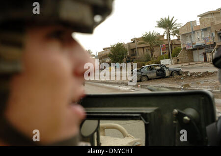 Jan 26, 2006 ; Abu Ghraib, Bagdad, Irak, la CPS. CHRIS SCHWARZ par une voiture pleine de morts des insurgés à Bagdad le 26 janvier 2006. Les soldats américains à partir de 1-71 Cavalry tourné la voiture après les quatre insurgés ont attaqué leur patrouille et ont blessé un soldat. Ils ont frappé la voiture deux fois et s'est engagé avec l'aide d'armes légères. Soldats trouvés Ministère irakien de la Défense les cartes d'identité et les médicaments de la c Banque D'Images