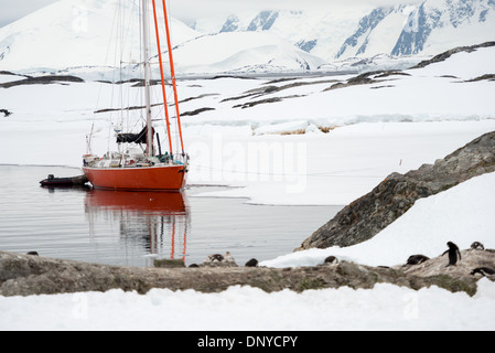 L'ANTARCTIQUE - UN salboat ancres à côté du rivage à l'Île Galindez près de la Base de recherche Vernadsky sur la péninsule antarctique. Banque D'Images