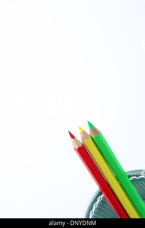 Trois crayons de couleur en isolé sur blanc. Banque D'Images