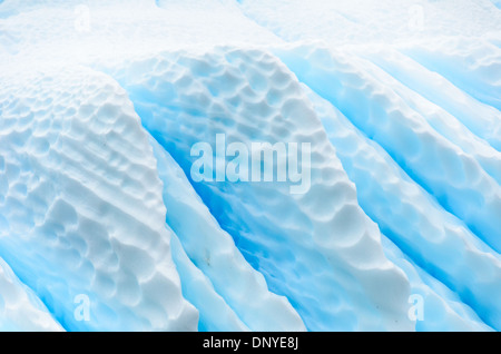 L'ANTARCTIQUE - finement façonné les icebergs flottant dans un cimetière d'iceberg dans une crique près de Melchior Island en Antarctique. Banque D'Images