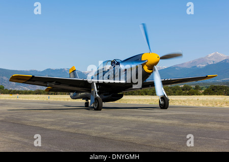 North American Aviation P-51 Mustang roulait sur la piste ; American long-range, chasseur monoplace et le chasseur-bombardier Banque D'Images