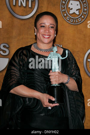 Jan 29, 2006 ; Los Angeles, CA, USA ; l'actrice S. EPATHA MERKERSON avec le prix pour 'exceptionnel d'une actrice dans un téléfilm ou minisérie' dans la salle de presse à la 12e édition annuelle des Screen Actors Guild Awards tenue au Shrine Exposition Center de Los Angeles. Crédit obligatoire : Photo de Lisa O'Connor/ZUMA Press. (©) Copyright 2006 by Lisa O'Connor Banque D'Images