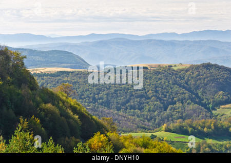 Point de vue sur un paysage du mont Bobija, collines, prés et forêts colorées Banque D'Images