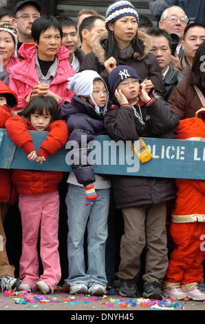 Jan 29, 2006 ; Manhattan, New York, USA ; NY POST. Les gens attendent le pétard cérémonie. Des pétards et de la danse du lion le coup d'envoi de la célébration du Nouvel An chinois dans le quartier chinois de New York. Selon le calendrier lunaire chinois c'est l'année du chien et la fête durera 15 jours se terminant à la pleine lune. Crédit obligatoire : Photo par Bryan Smith/ZUMA Press. (©) Copyright Banque D'Images