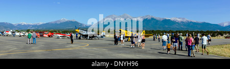 Vue panoramique de visiteurs l'inspection des avions modernes et antiques à la Salida, Colorado, ArtWalk Fly-In event Banque D'Images