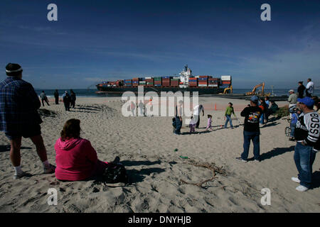 Jan 29, 2006 ; d'Ensenada, BC., Basse Californie, Mexique ; encore et toujours une attraction pour la population locale à Ensenada, le porte-conteneurs APL Panama est remorqué par un autre 1,5 degrés le dimanche. Des sauveteurs ont bon espoir série de fortes marées au cours des trois prochains jours, avec plus de puissance et de tirer un puissant jet d'eau pour souffler le sable loin du navire le navire en détresse libre Banque D'Images