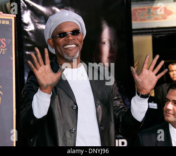 Jan 30, 2006 ; Hollywood, Californie, USA ; acteur Samuel L. Jackson comme il reçoit sa part d'empreintes de pas dans le ciment au Grauman's Chinese Theatre. Crédit obligatoire : Photo de Lisa O'Connor/ZUMA Press. (©) Copyright 2006 by Lisa O'Connor Banque D'Images