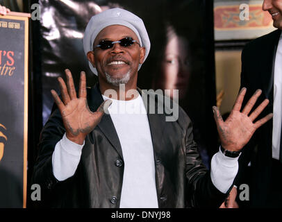 Jan 30, 2006 ; Hollywood, Californie, USA ; acteur Samuel L. Jackson comme il reçoit sa part d'empreintes de pas dans le ciment au Grauman's Chinese Theatre. Crédit obligatoire : Photo de Lisa O'Connor/ZUMA Press. (©) Copyright 2006 by Lisa O'Connor Banque D'Images