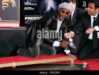 Jan 30, 2006 ; Hollywood, Californie, USA ; acteur Samuel L. Jackson comme il reçoit sa part d'empreintes de pas dans le ciment au Grauman's Chinese Theatre. Crédit obligatoire : Photo de Lisa O'Connor/ZUMA Press. (©) Copyright 2006 by Lisa O'Connor Banque D'Images