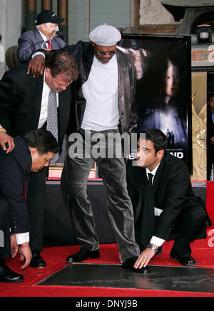 Jan 30, 2006 ; Hollywood, Californie, USA ; acteur Samuel L. Jackson comme il reçoit sa part d'empreintes de pas dans le ciment au Grauman's Chinese Theatre. Crédit obligatoire : Photo de Lisa O'Connor/ZUMA Press. (©) Copyright 2006 by Lisa O'Connor Banque D'Images