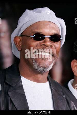 Jan 30, 2006 ; Hollywood, Californie, USA ; acteur Samuel L. Jackson comme il reçoit sa part d'empreintes de pas dans le ciment au Grauman's Chinese Theatre. Crédit obligatoire : Photo de Lisa O'Connor/ZUMA Press. (©) Copyright 2006 by Lisa O'Connor Banque D'Images