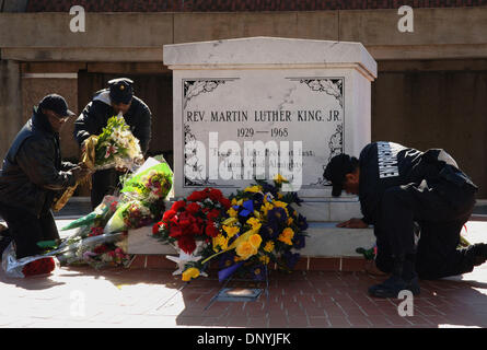 Jan 31, 2006 ; Atlanta, GA, USA ; un garde de sécurité organise des fleurs au tombeau qu'on laissait MLK en hommage à Coretta Scott King le 31 janvier 2006. Coretta Scott King est décédée le 30 janvier dans son sommeil à un centre de réadaptation où elle était en thérapie holistique pour une course. Crédit obligatoire : Photo de Robin Nelson/ZUMA Press. (©) Copyright 2006 by Robin Nelson Banque D'Images