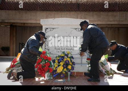 Jan 31, 2006 ; Atlanta, GA, USA ; les gardes de sécurité organiser des fleurs au tombeau MLK à Atlanta qui avaient été laissés en hommage à Coretta Scott King, qui est mort hier. Banque D'Images