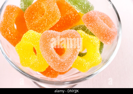 Bonbons colorés avec red Heart in glass bowl, Close up Banque D'Images