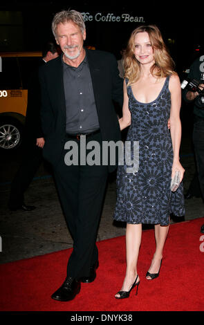 Feb 2, 2006 ; Hollywood, Californie, USA ; acteur HARRISON FORD et actrice Calista Flockhart au 'Pare-feu' Première mondiale tenue au Grauman's Chinese Theatre. Crédit obligatoire : Photo de Lisa O'Connor/ZUMA Press. (©) Copyright 2006 by Lisa O'Connor Banque D'Images