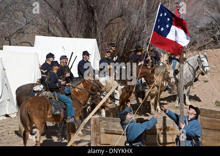 Les soldats de l'Armée confédéré drapeau inférieur comme armée de l'Union se distingue par la cavalerie après la cession, la reconstitution de la guerre civile, Socorro, NM USA Banque D'Images