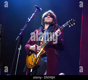 Feb 02, 2006 ; Washington, DC, USA ; Le guitariste RICHIE SAMBORA effectue vivre comme le 'Bon Jovi' tour 2006 fait une halte à la MCI Center situé à Washington. Crédit obligatoire : Photo par Jason Moore/ZUMA Press. (©) Copyright 2006 par Jason Moore Banque D'Images