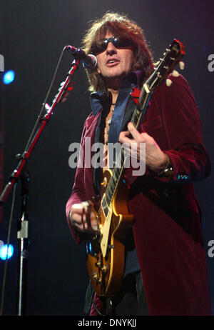 Feb 02, 2006 ; Washington, DC, USA ; Le guitariste RICHIE SAMBORA effectue vivre comme le 'Bon Jovi' tour 2006 fait une halte à la MCI Center situé à Washington. Crédit obligatoire : Photo par Jason Moore/ZUMA Press. (©) Copyright 2006 par Jason Moore Banque D'Images