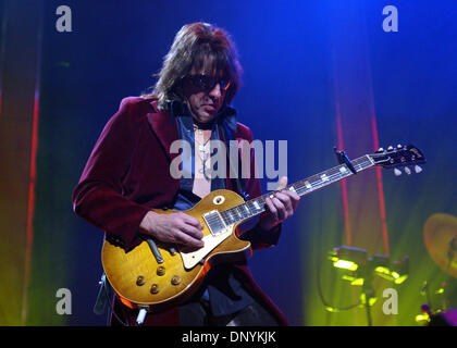 Feb 02, 2006 ; Washington, DC, USA ; Le guitariste RICHIE SAMBORA effectue vivre comme le 'Bon Jovi' tour 2006 fait une halte à la MCI Center situé à Washington. Crédit obligatoire : Photo par Jason Moore/ZUMA Press. (©) Copyright 2006 par Jason Moore Banque D'Images