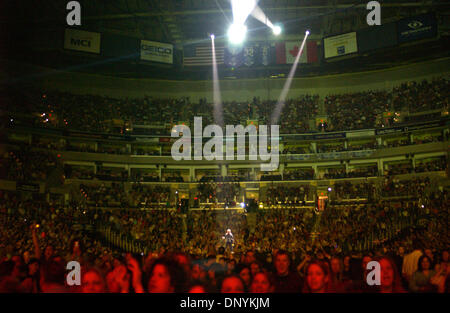 Feb 02, 2006 ; Washington, DC, USA ; Fans dans la foule comme le 'Bon Jovi' tour 2006 fait une halte à la MCI Center situé à Washington. Crédit obligatoire : Photo par Jason Moore/ZUMA Press. (©) Copyright 2006 par Jason Moore Banque D'Images