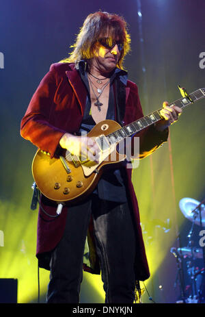 Feb 02, 2006 ; Washington, DC, USA ; Le guitariste RICHIE SAMBORA effectue vivre comme le 'Bon Jovi' tour 2006 fait une halte à la MCI Center situé à Washington. Crédit obligatoire : Photo par Jason Moore/ZUMA Press. (©) Copyright 2006 par Jason Moore Banque D'Images