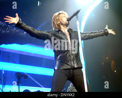 Feb 02, 2006 ; Washington, DC, USA ; Singer Jon Bon Jovi réalise vivre comme le 'Bon Jovi' tour 2006 fait une halte à la MCI Center situé à Washington. Crédit obligatoire : Photo par Jason Moore/ZUMA Press. (©) Copyright 2006 par Jason Moore Banque D'Images