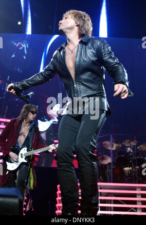 Feb 02, 2006 ; Washington, DC, USA ; Singer Jon Bon Jovi réalise vivre comme le 'Bon Jovi' tour 2006 fait une halte à la MCI Center situé à Washington. Crédit obligatoire : Photo par Jason Moore/ZUMA Press. (©) Copyright 2006 par Jason Moore Banque D'Images