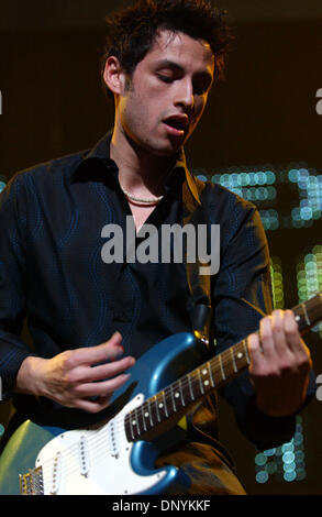 Feb 02, 2006 ; Washington, DC, USA ; les musiciens 'fou' Chevaux et jouez en live comme ils ouvrent pour Bon Jovi's tour 2006 s'arrêter au MCI Center situé à Washington. Crédit obligatoire : Photo par Jason Moore/ZUMA Press. (©) Copyright 2006 par Jason Moore Banque D'Images