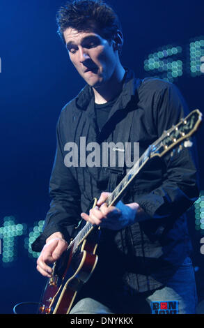 Feb 02, 2006 ; Washington, DC, USA ; les musiciens 'fou' Chevaux et jouez en live comme ils ouvrent pour Bon Jovi's tour 2006 s'arrêter au MCI Center situé à Washington. Crédit obligatoire : Photo par Jason Moore/ZUMA Press. (©) Copyright 2006 par Jason Moore Banque D'Images